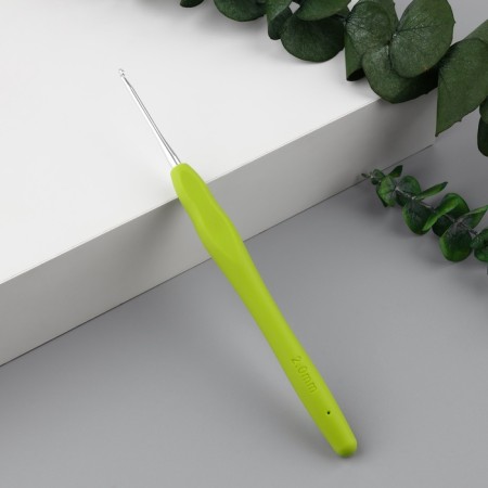 Knitting hook, with silicone handle, d = 2 mm, 14 cm, green color