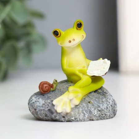 Souvenir Polystone "Frog on a stone with a snail - reading" 5.2x5.7 cm