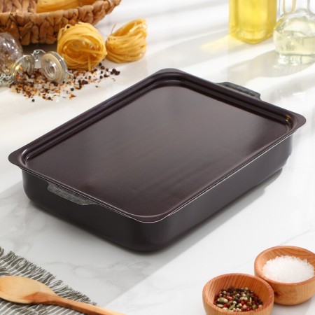 The baking sheet is "hostess", 23 × 30 cm, metal cover, anti -stick coating, burgundy color