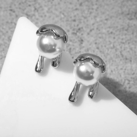 Earrings with pearls "melting", white color in silver
