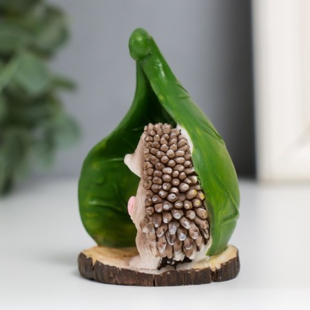Polystone souvenir "Hedgehog with a leaf" 7x5.7x4.5 cm-3