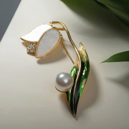 Brooch "Snowstep flower" with bead, white-green color in gold