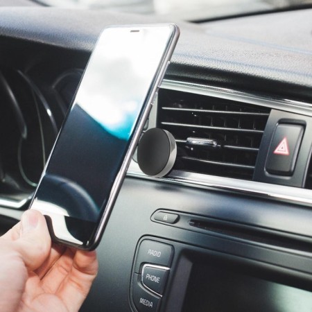 Cartage phone holder, magnetic in the deflector