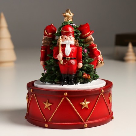 Souvenir polystone music is mechanical, the "Nutcrackers at the Christmas tree" are spinning 11x11x14 cm