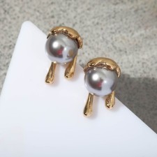 Earrings with pearls 