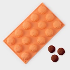 Silicone form for baking 