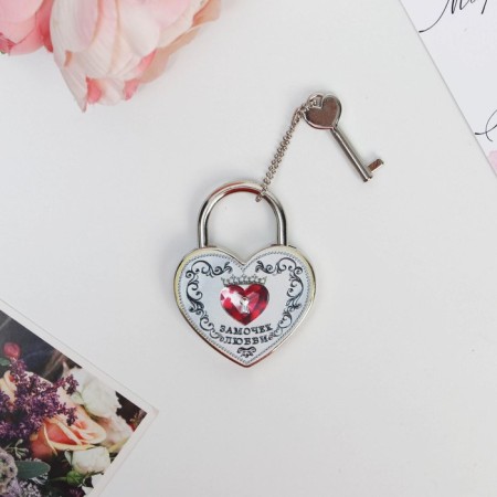 Wedding castle with the key "Layer of love."-1