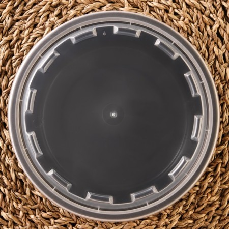 A disposable plastic container with a lid, 530 ml, round-2