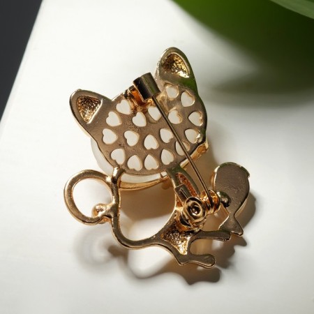 Brooch "Cat" with a fish, the color is white in gold-1