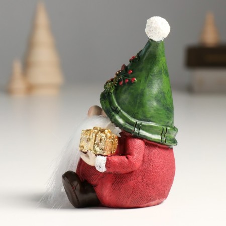 Polystone souvenir "Santa Claus in a cap with poinsettia, with a gift" 8.5x7.5x12 cm-3