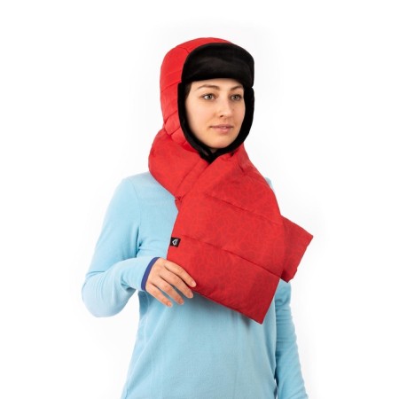 Payer scarf is quilted, the color is red mosaic