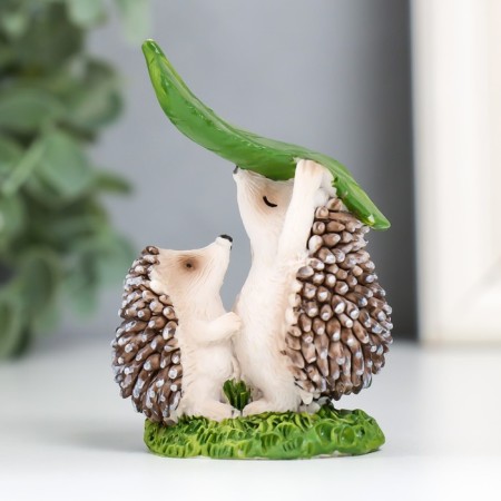 Souvenir Polystone "Hedgehog with a hedgehog under the leaf" "7.8x5.3x3.4 cm