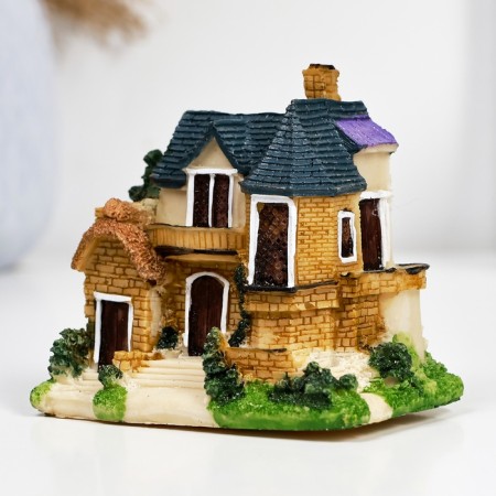 Figure "Domestic House" 8x5x8cm-1