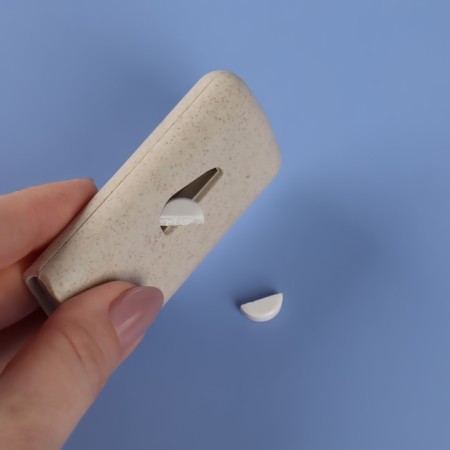 A tabletire with a divider, 8 × 4 × 1.5 cm, 1 section, color mix-6