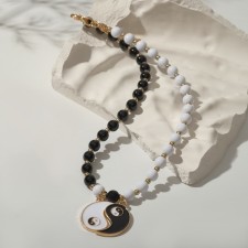 A decorative-based pendant-based pendant, black and white color in gold, l = 40 cm