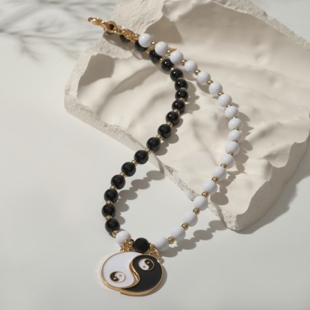 A decorative-based pendant-based pendant, black and white color in gold, l = 40 cm
