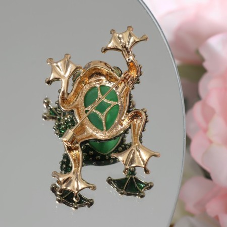 Brooch "Frog" cabochon, green color in gold-1