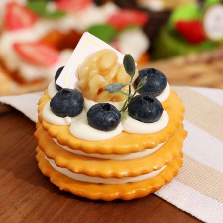 Mulyage - Magnet "Cracker with blueberries" 7x7x6cm
