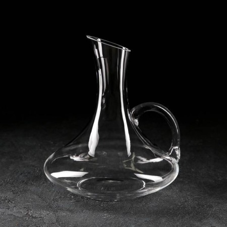 Glass decanter with a Merlo handle, 1.9 liters
