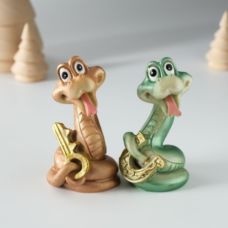 Polystone souvenir "Snake with a hill/key" MIX 4x4x7.5 cm