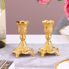 A set of 2 candlesticks, 7.5 x 7.5 x 10 cm