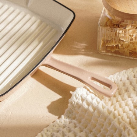 Sleep pan -cast iron with a drain SL Home, D = 26 cm, h = 4.5 cm, enameled coating