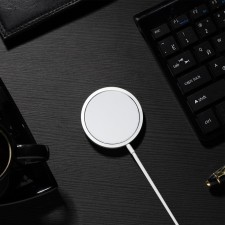 A wireless charger with a built-in Magn-21, Magsafe, 15W, Type-C Mags