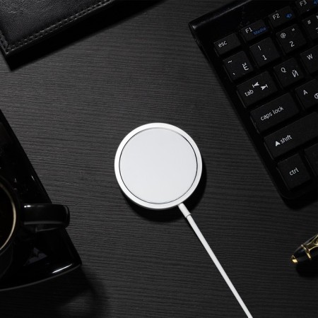 A wireless charger with a built-in Magn-21, Magsafe, 15W, Type-C Mags