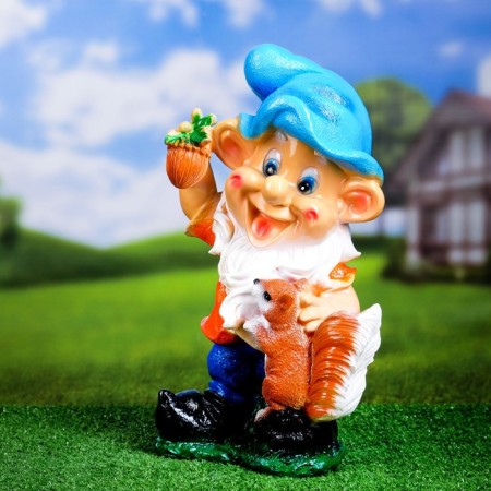 Garden figure "Dwarf with squirrel" 17x25x39cm-3