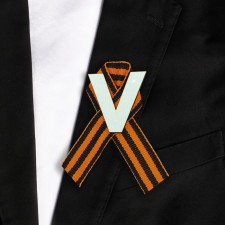 Значок деревянный с лентой "V"