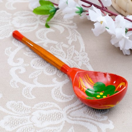 A spoon of wooden "rubella", a half -bacon, a red background-4