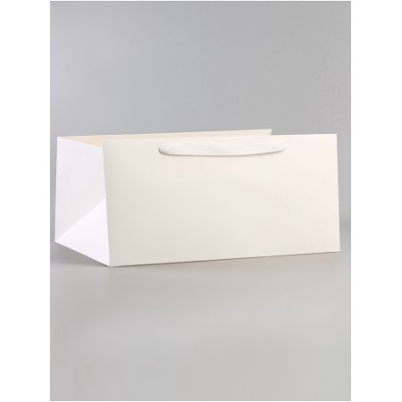 A packet for a cake, with a wide bottom of 40 x 40 x 19.5 cm, white