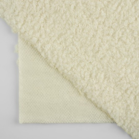 Losch Meh “lamb”, 50 × 50 cm, 500 g/m, dairy color No. 1-1