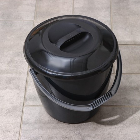 A bucket with a “successful one” lid, 10 l, the color is black-1