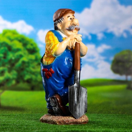 Garden figure "A man with a shovel" 22x26x66cm mix