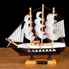 Souvenir Small Small “Three -Mature”, black sides with a white strip, white sails, 20 × 5 × 19 cm