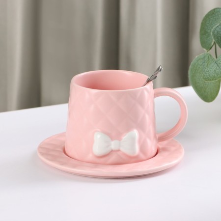 Tea couple ceramic with a spoon "Bow", 2 items: a mug 350 ml, a saucer d = 15 cm, pink color