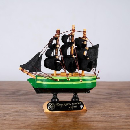 Duncan ship, 10x3x10 cm, green hull, black sails-5