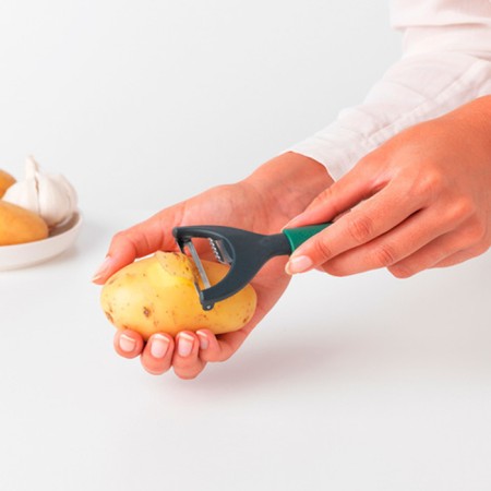 Vegetable cleaning with a knife for zesta Brabantia Tasty+-2