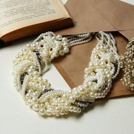 The beads "burn" pearls, ball No. 2.6.8, white color in silver, l = 45 cm