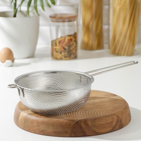 A colander "Marco", d = 19 cm, 37.5 x19.5 x 7 cm, a long handle, stainless steel, chrome