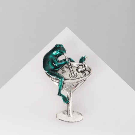 The brooch "Frog" enjoys, the color is green in matte silver-1
