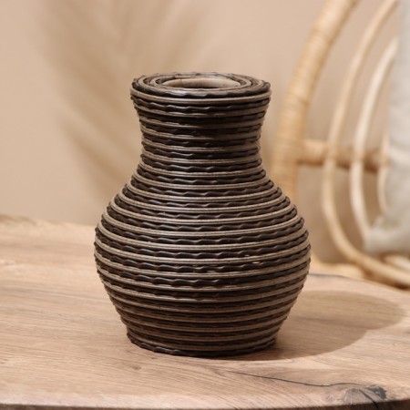 Black vase 15x15x20 cm (+/- 3 cm)