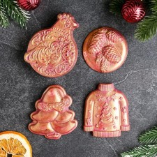 A set of toys on the Christmas tree 
