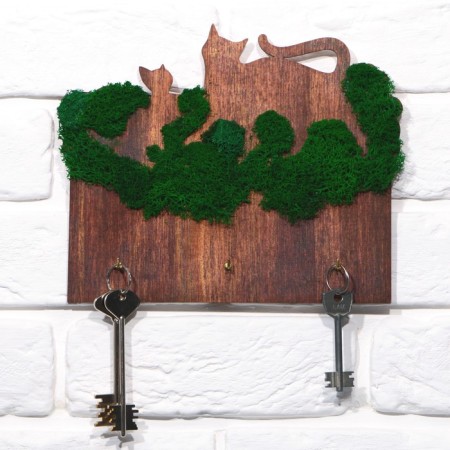 The keywood is wall -mounted with moss "cat".