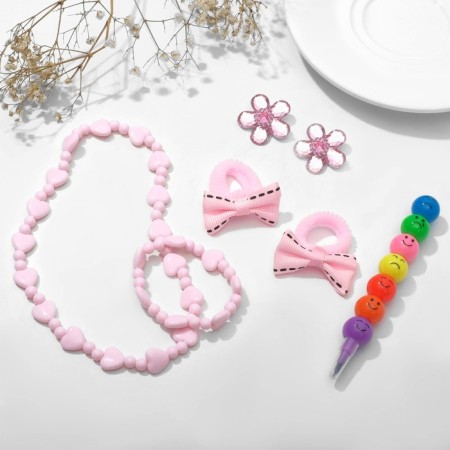 Set of children's "chosen" 6 items: 2 elastic bands, clips, beads, bracelet, felt -tip pen, kitten, color-2
