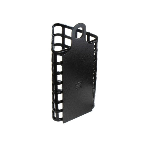 The feeder is steel, triangular, 20 g-1