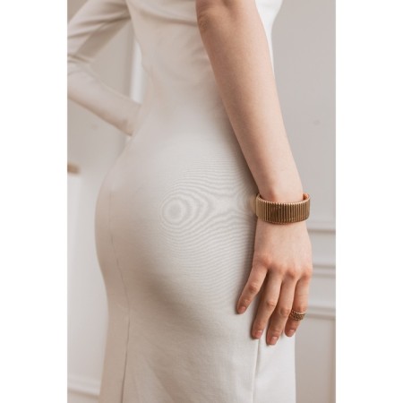 The ring "links" is large chain, the color of gold, dimensionless-8
