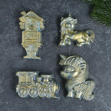 A set of toys on the Christmas tree 