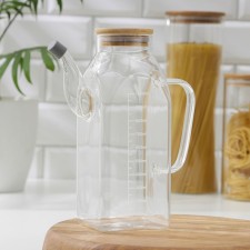 Glass of glass measuring with a bamboo cover 